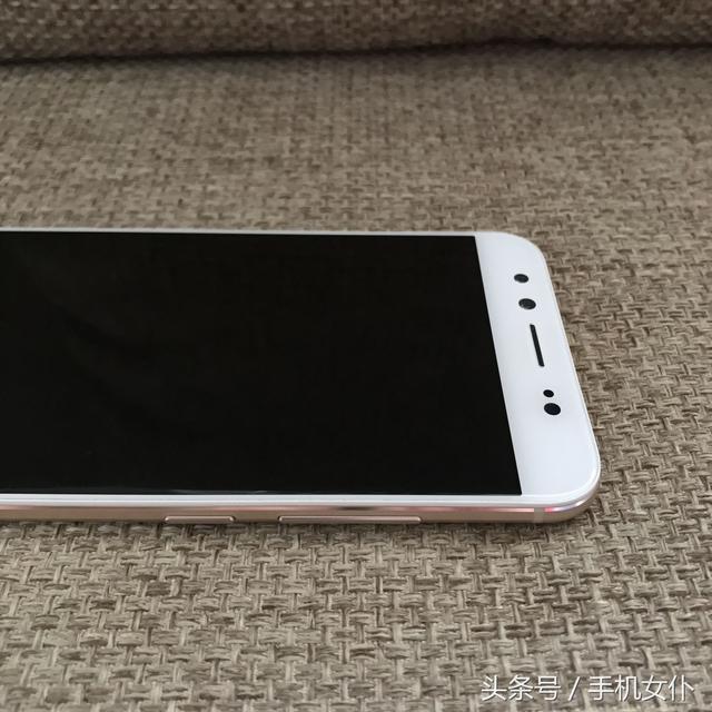 用了半年x9手机不知道顶部四个圆孔是起什么作用的？介绍！