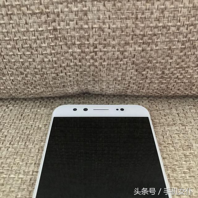 用了半年x9手机不知道顶部四个圆孔是起什么作用的？介绍！