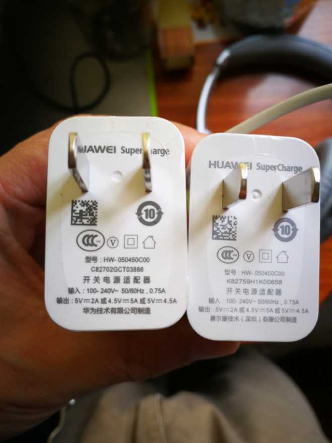 请问这两个充电头哪个真哪个假呢？