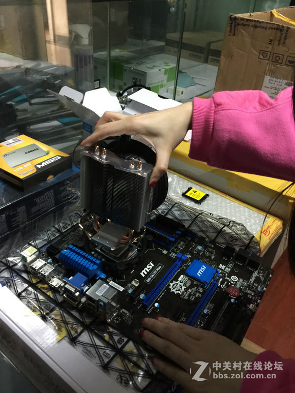 装机并不难，看妹子如何轻松装机。