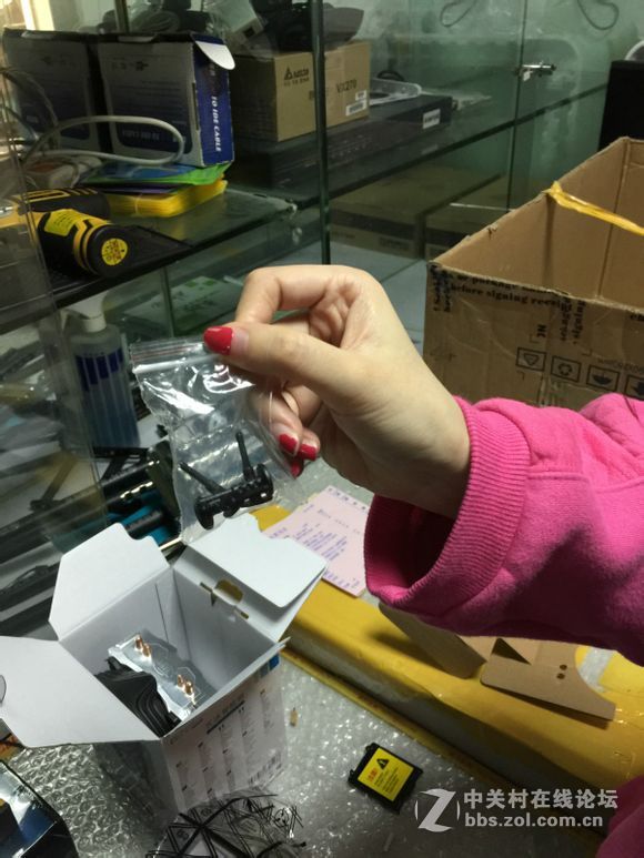 装机并不难，看妹子如何轻松装机。