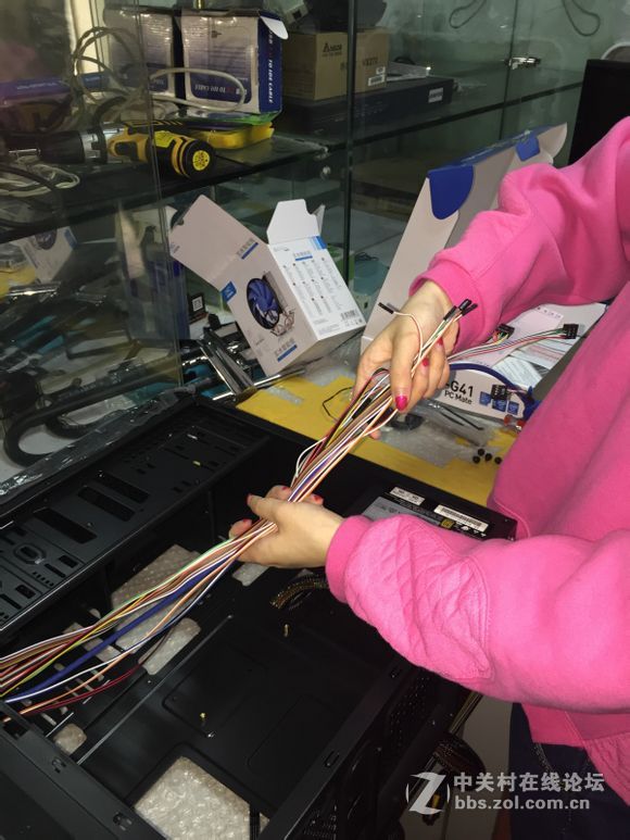 装机并不难，看妹子如何轻松装机。