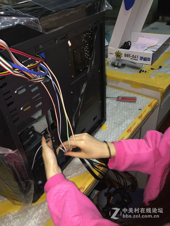 装机并不难，看妹子如何轻松装机。