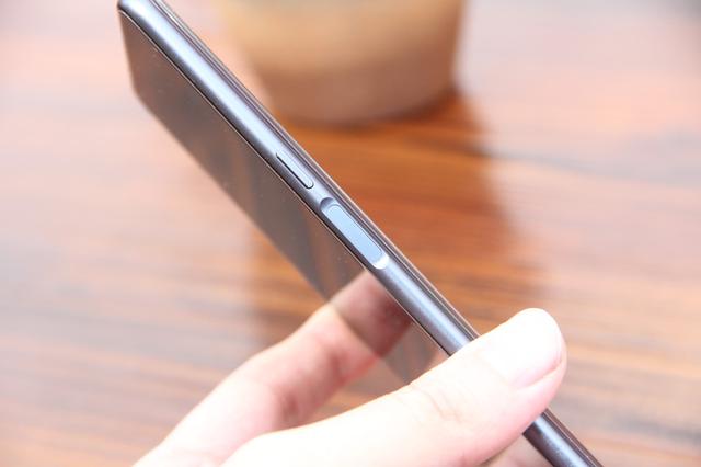 脑洞大开的设计，手机拿反了也能用，超100%屏占比