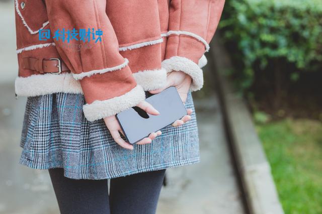 脑洞大开的设计，手机拿反了也能用，超100%屏占比