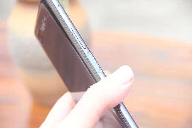 脑洞大开的设计，手机拿反了也能用，超100%屏占比