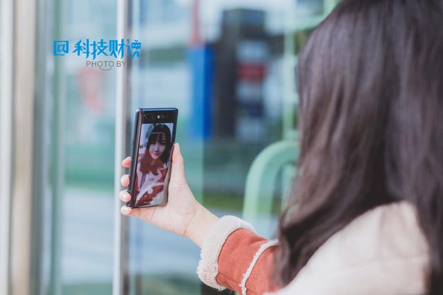 脑洞大开的设计，手机拿反了也能用，超100%屏占比