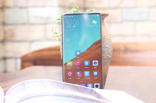 脑洞大开的设计，手机拿反了也能用，超100%屏占比