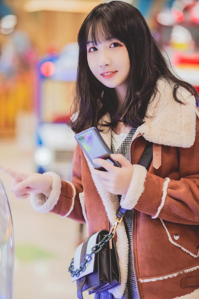 脑洞大开的设计，手机拿反了也能用，超100%屏占比