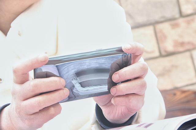 脑洞大开的设计，手机拿反了也能用，超100%屏占比