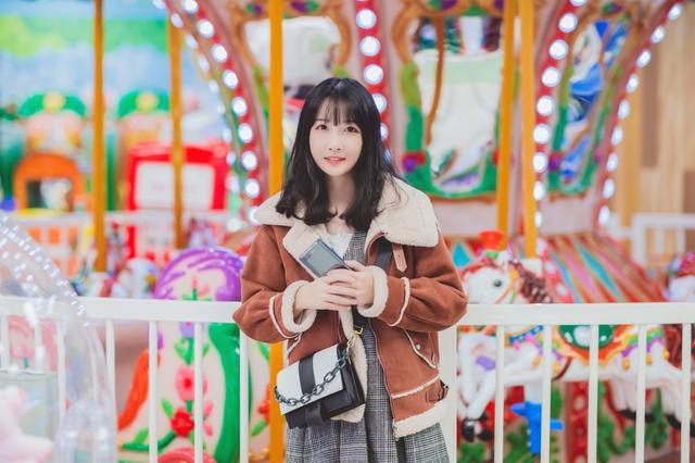 脑洞大开的设计，手机拿反了也能用，超100%屏占比