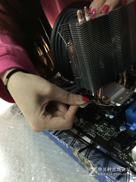 装机并不难，看妹子如何轻松装机。