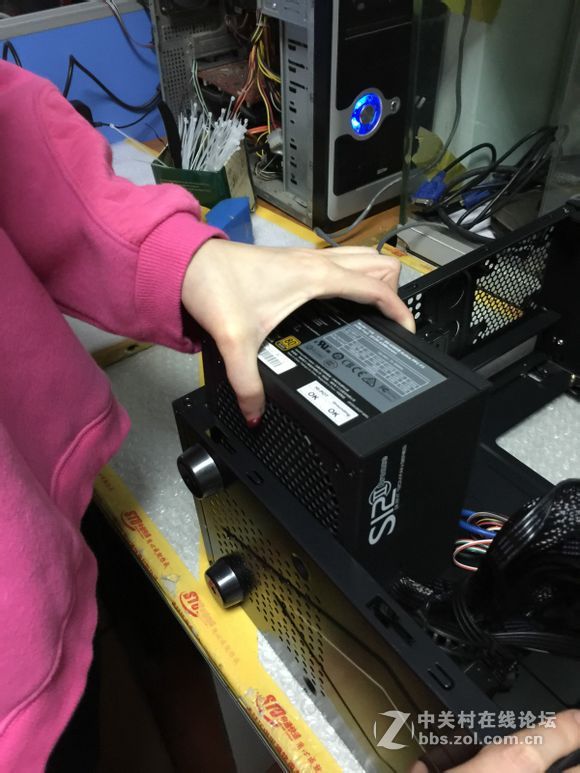 装机并不难，看妹子如何轻松装机。