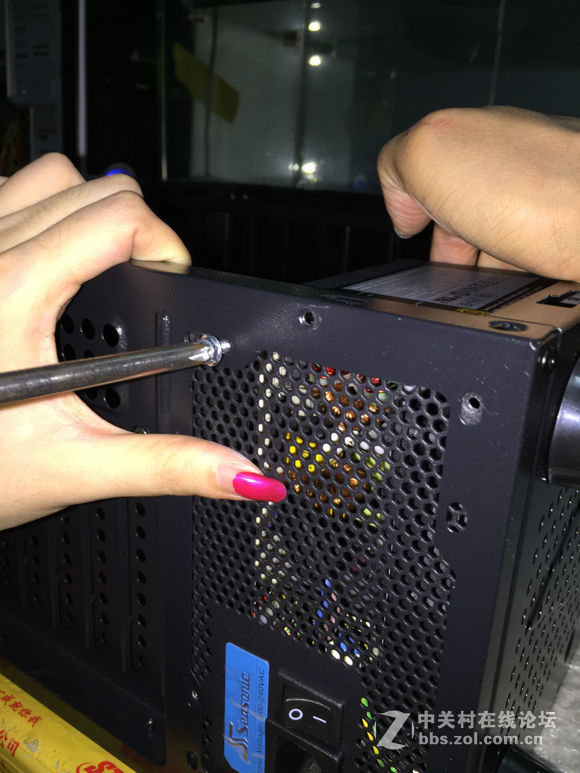 装机并不难，看妹子如何轻松装机。