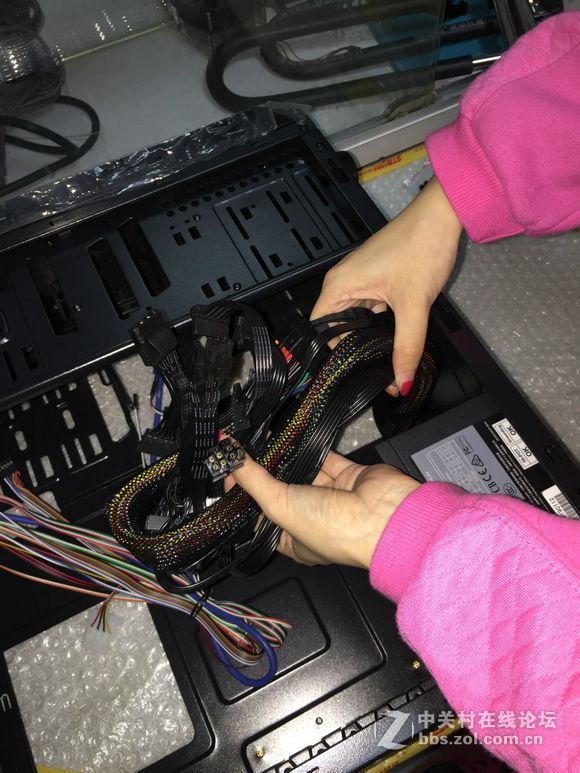 装机并不难，看妹子如何轻松装机。