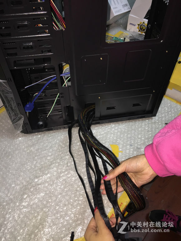 装机并不难，看妹子如何轻松装机。