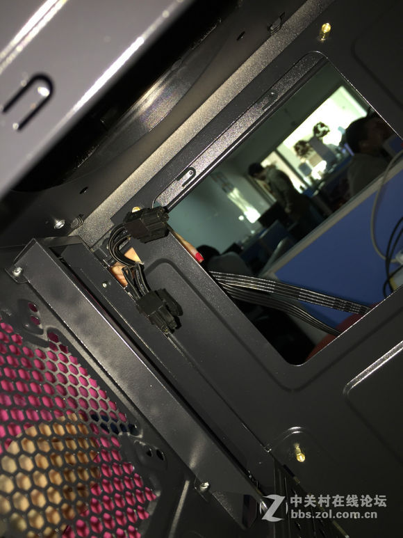 装机并不难，看妹子如何轻松装机。