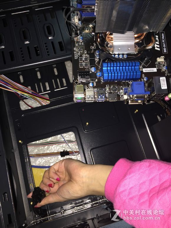 装机并不难，看妹子如何轻松装机。