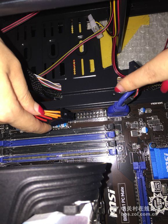 装机并不难，看妹子如何轻松装机。