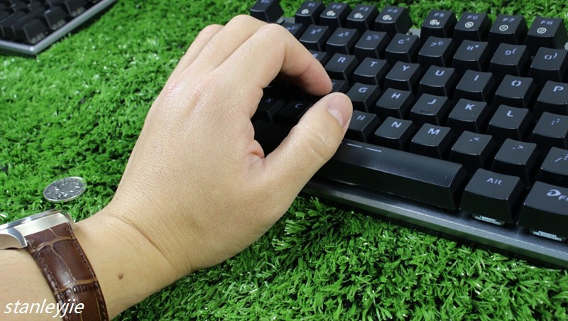 #航嘉特写# 二次侧滤波 600瓦模组电源日系一线电容确实很厚道