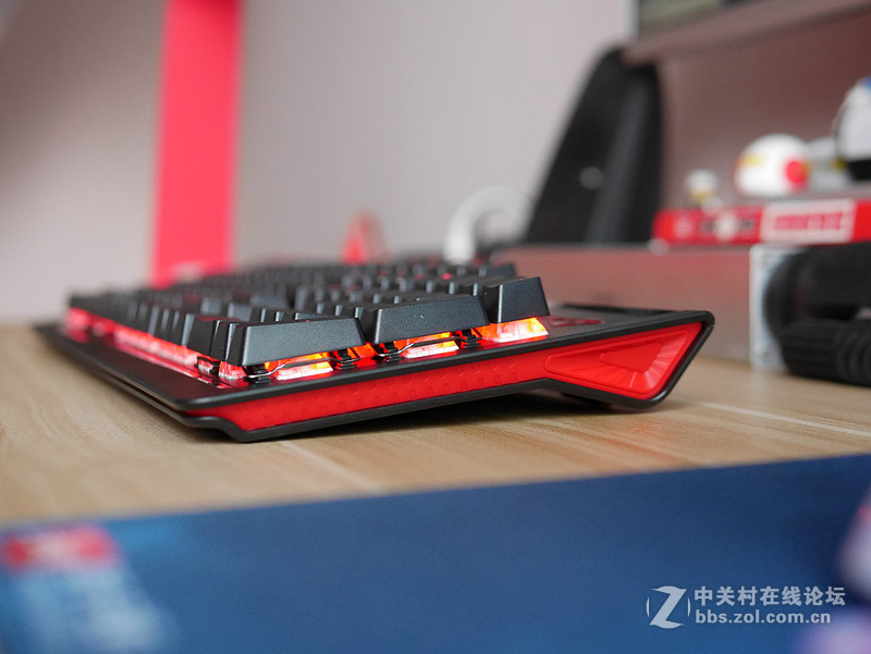 换轴饕餮大餐 首席玩家蒸汽朋克白轴104键可换轴机械键盘