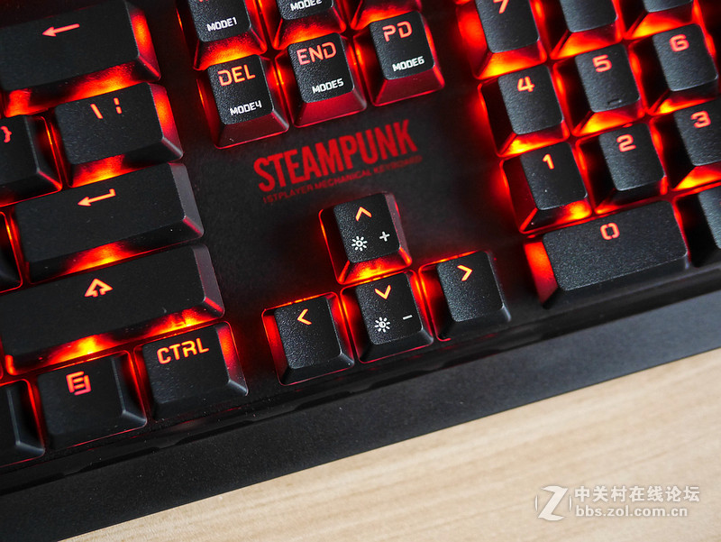 换轴饕餮大餐 首席玩家蒸汽朋克白轴104键可换轴机械键盘
