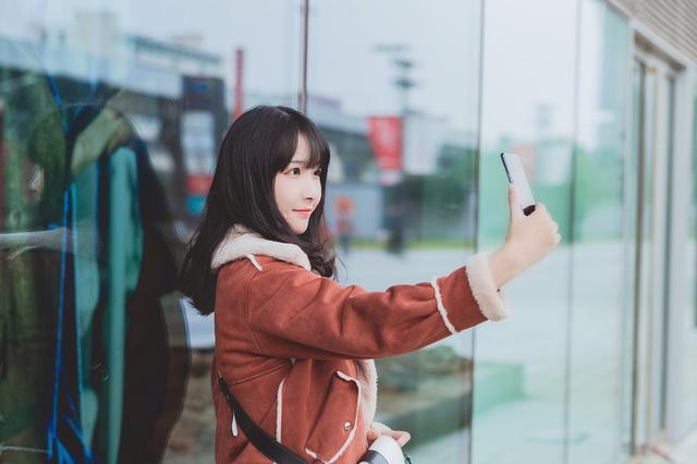 脑洞大开的设计，手机拿反了也能用，超100%屏占比