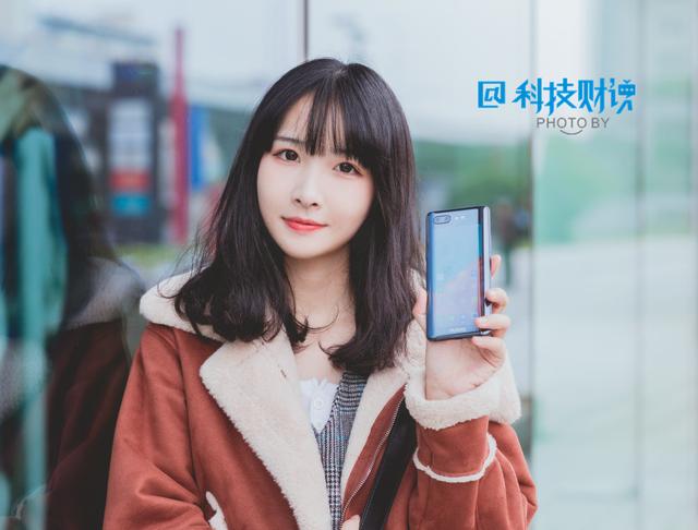 脑洞大开的设计，手机拿反了也能用，超100%屏占比