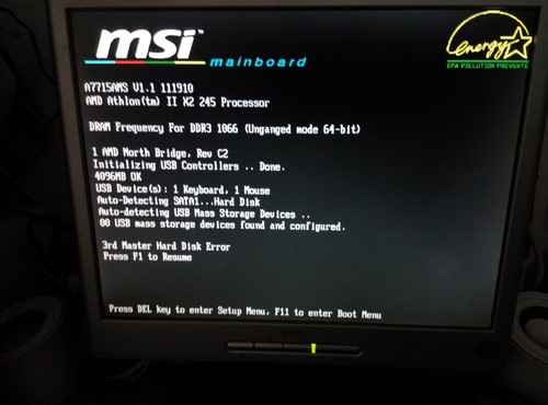 windows7旗舰版电男开机响一声过后一段时间又响一声就有一面英文字母有F1.F11出现，如图，