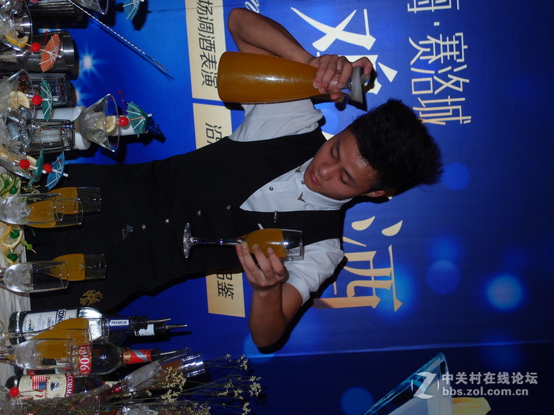 调鸡尾酒的小伙子