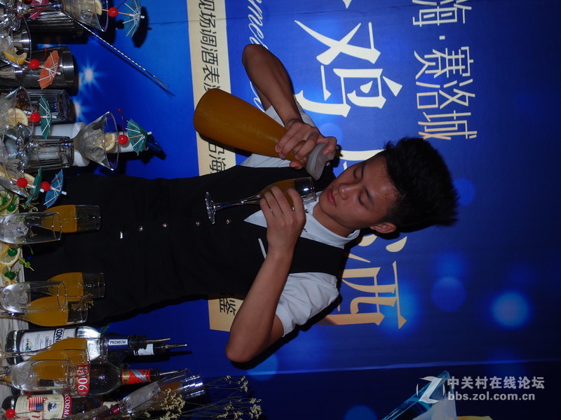 调鸡尾酒的小伙子