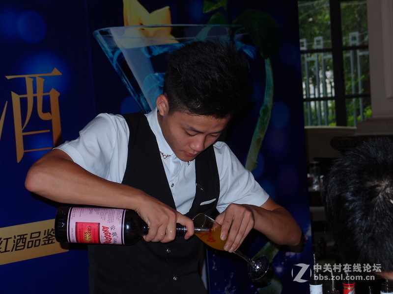 调鸡尾酒的小伙子