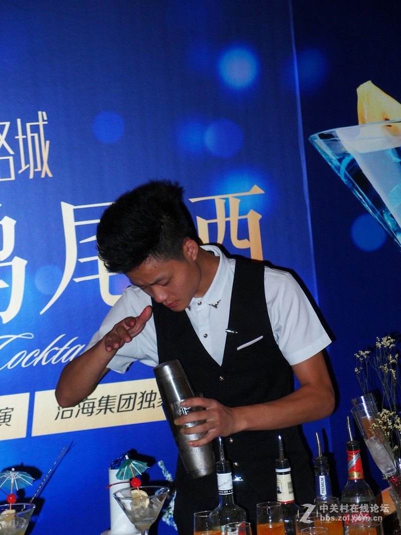 调鸡尾酒的小伙子