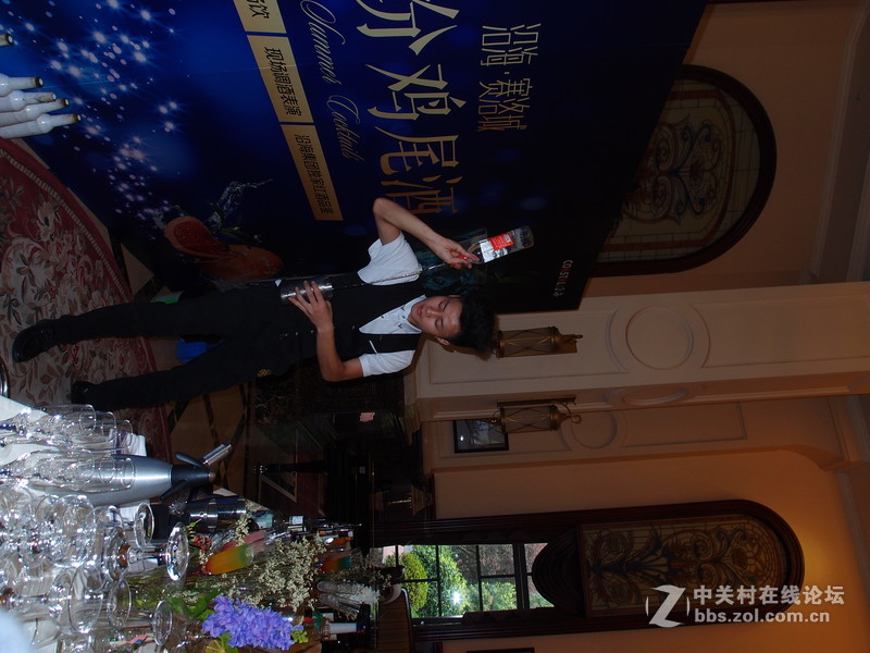 调鸡尾酒的小伙子