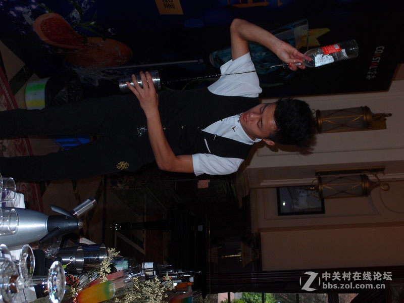 调鸡尾酒的小伙子