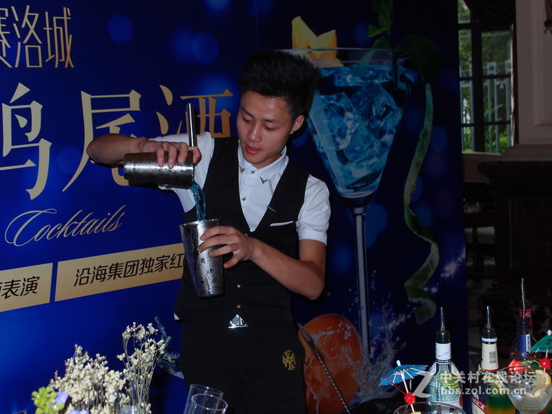 调鸡尾酒的小伙子