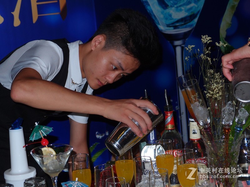 调鸡尾酒的小伙子