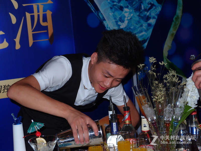 调鸡尾酒的小伙子