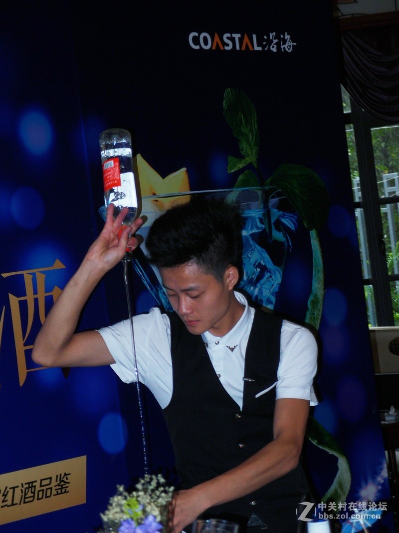 调鸡尾酒的小伙子