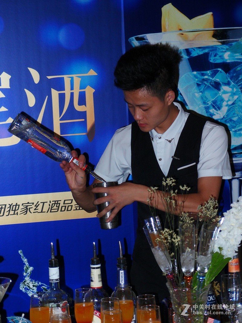 调鸡尾酒的小伙子