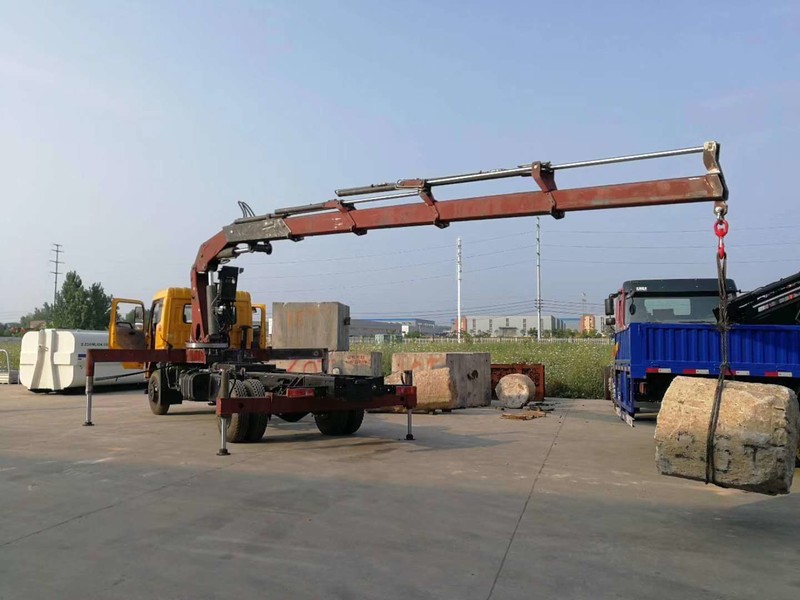 江威专汽:汽车随车吊，叉车飞臂吊