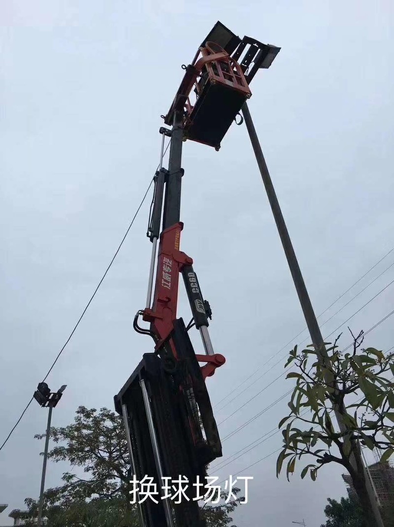 江威专汽:汽车随车吊，叉车飞臂吊