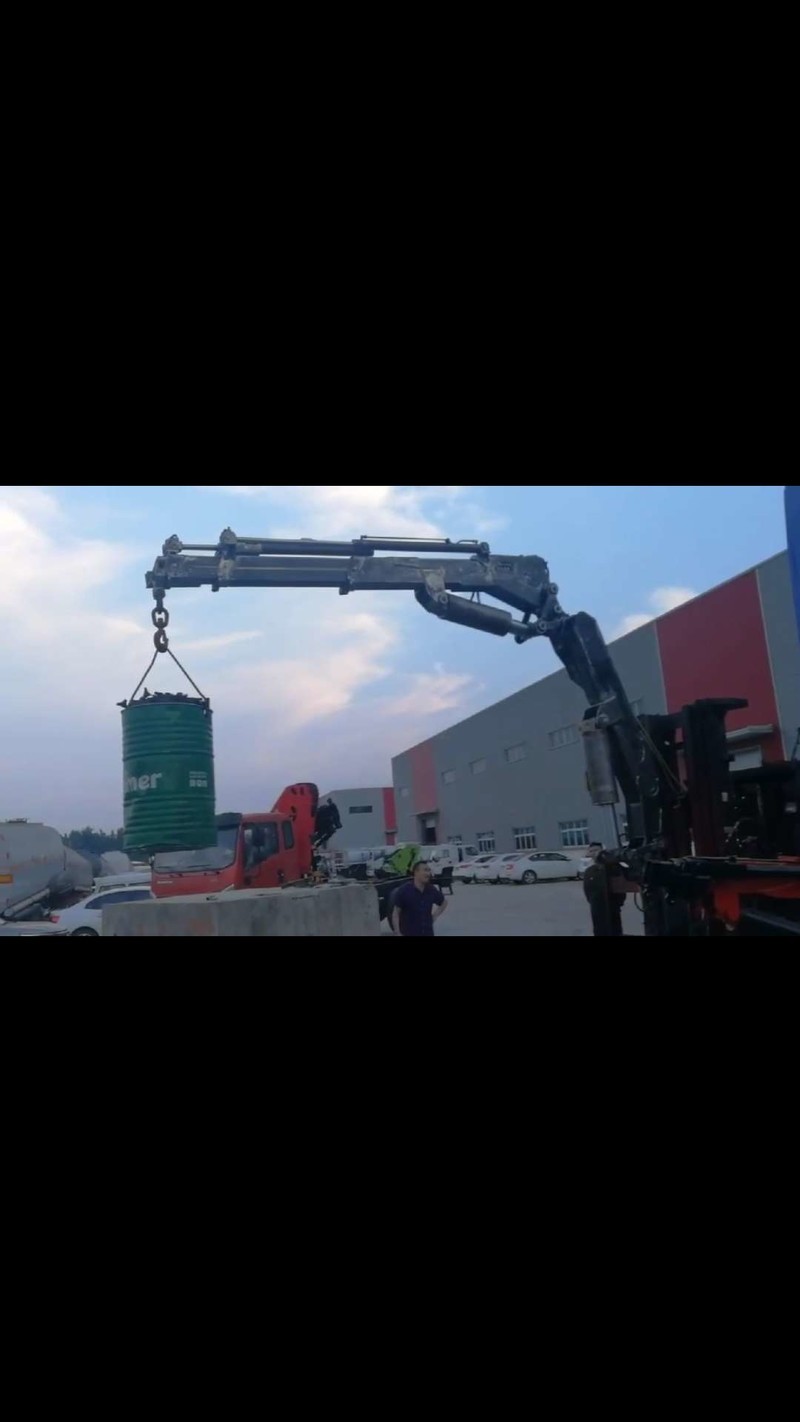 江威专汽:汽车随车吊，叉车飞臂吊