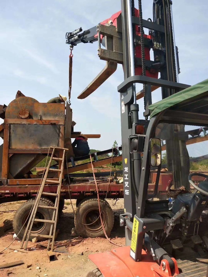 江威专汽:汽车随车吊，叉车飞臂吊