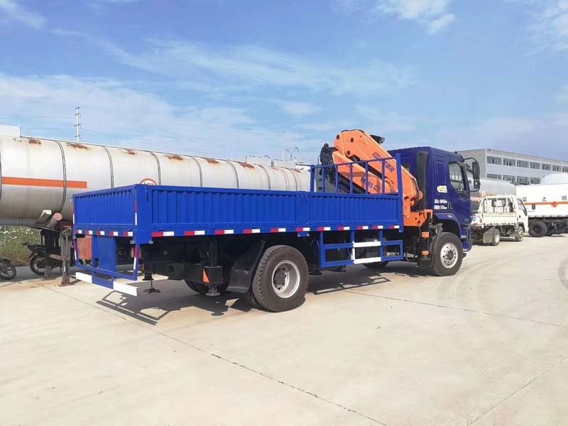 江威专汽:汽车随车吊，叉车飞臂吊