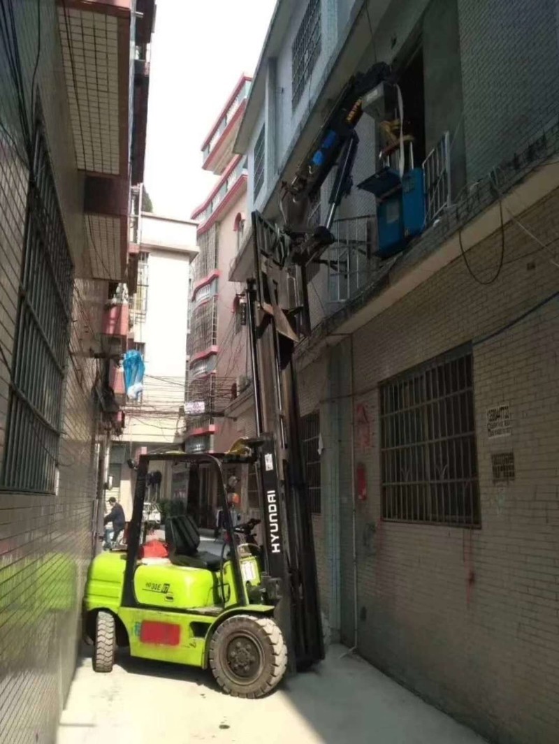 江威专汽:汽车随车吊，叉车飞臂吊