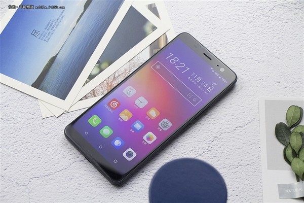 HTC U11+图赏：3D水漾设计颜值大赞