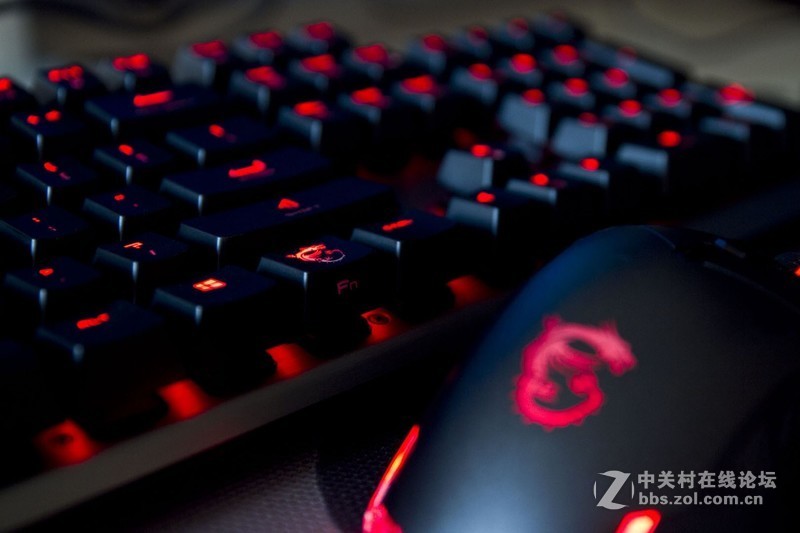 这套电竞装备能吃上鸡吗？新年新玩具到手