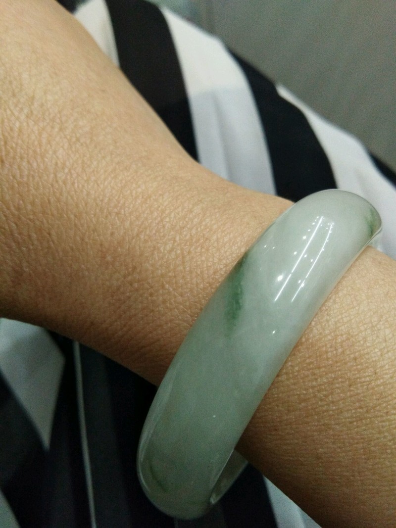 那位给看看这手镯是什么材质