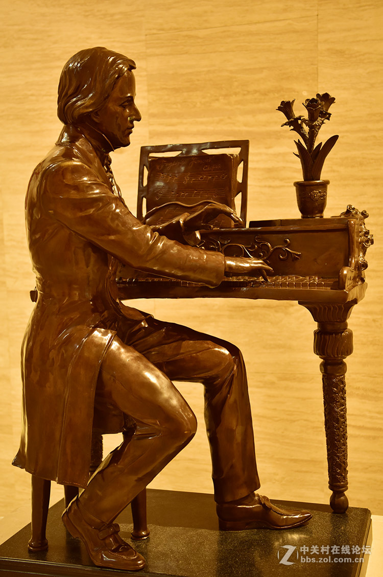 暗光下手持拍博物院里的雕塑像--看看此头的防抖性能